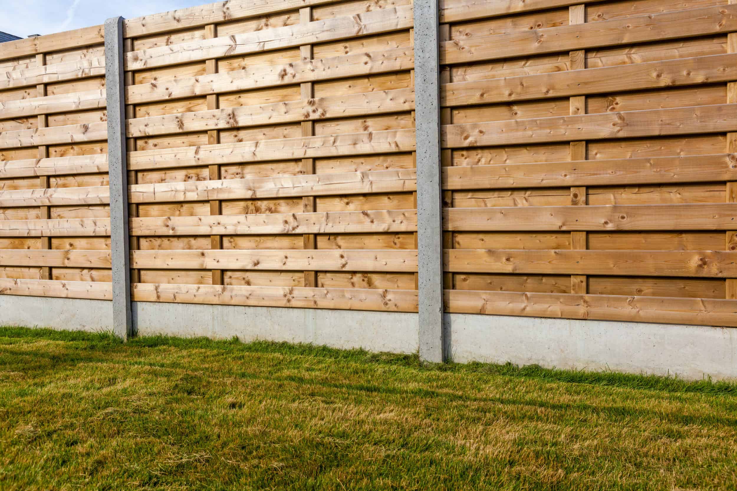 3 Reasons To Use Metal Posts For A Wood Fence