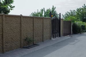 The Pros And Cons Of Vinyl Stone Fencing